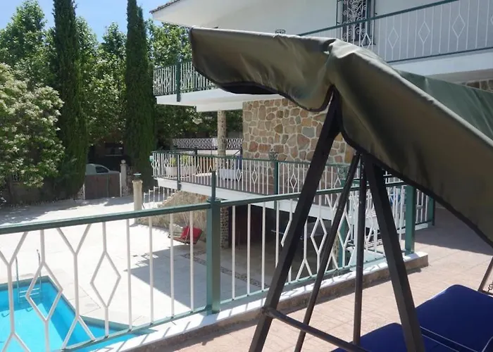 Suyoluce, Su Chalet En La Sierra